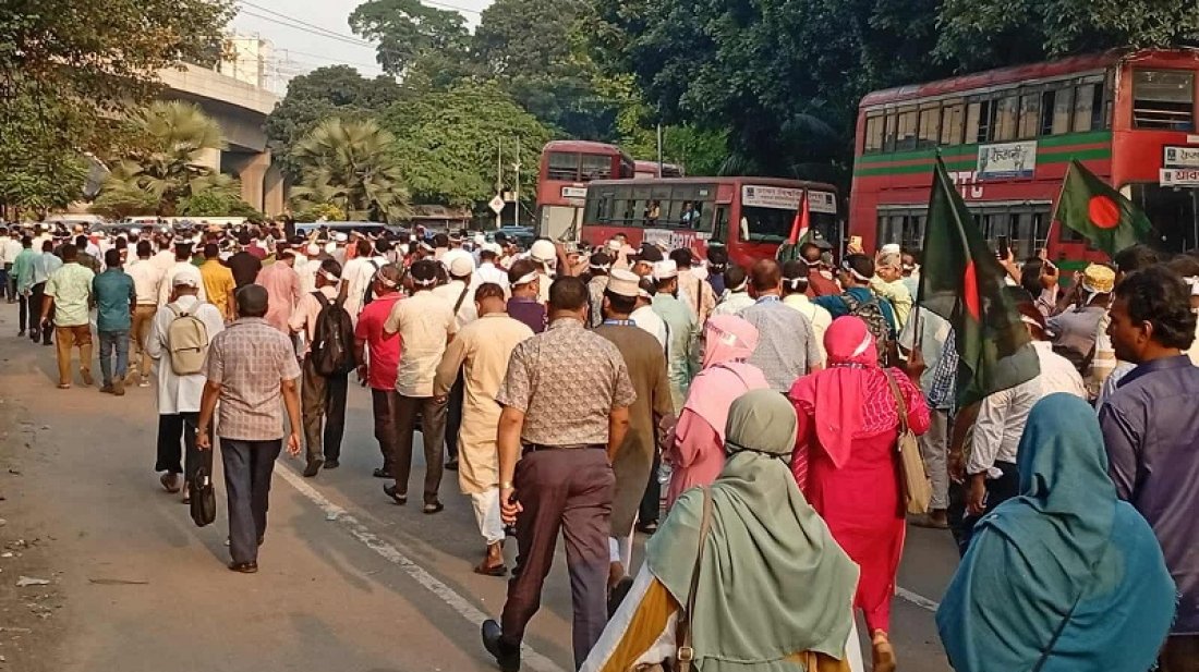 শিক্ষক আন্দোলন: হাইকোর্ট মাজার গেটে রাতযাপন, বুধবার শাহবাগ ব্লকেড